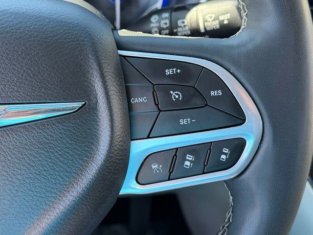 Used 2023 Chrysler Pacifica Touring-L image 16