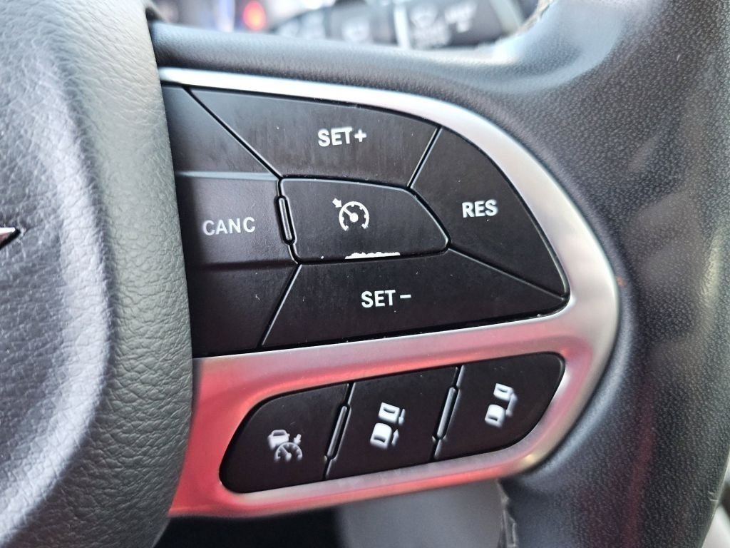 Used 2023 Chrysler Pacifica Limited AWD/4WD image 12