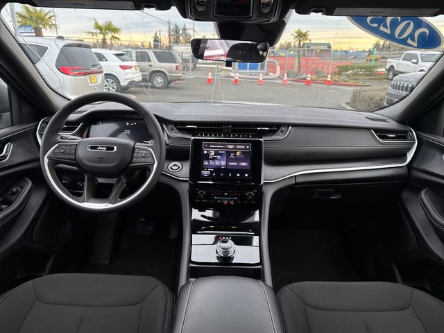 Used 2025 Jeep Grand Cherokee Laredo image 28