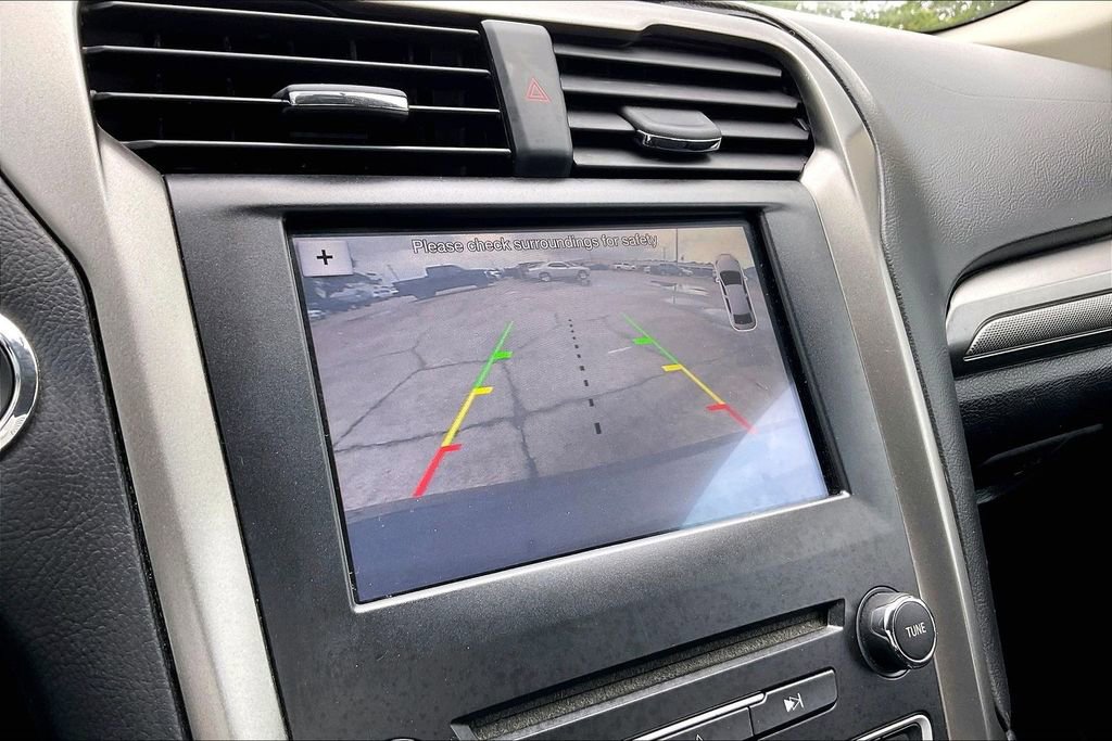 Used 2017 Ford Fusion SE w/ Fusion SE Technology Package FWD image 13