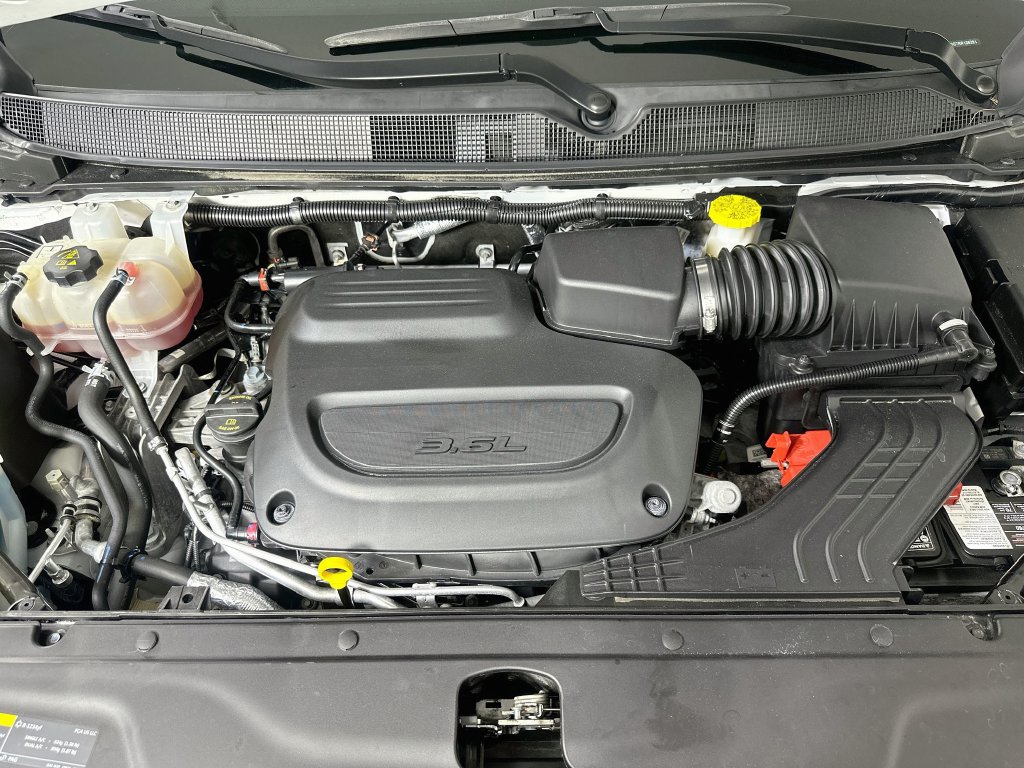 Used 2024 Chrysler Pacifica Touring-L FWD image 10