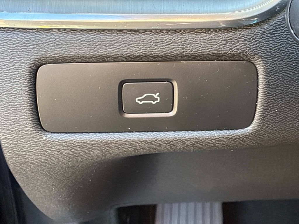 Used 2023 Volvo XC60 B5 Core AWD/4WD image 29