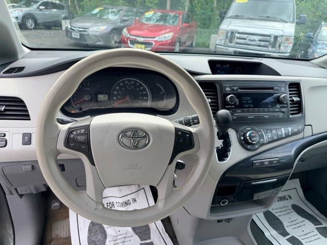 Used 2014 Toyota Sienna LE AWD/4WD image 16