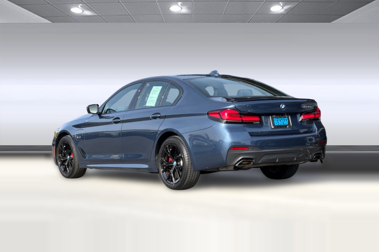 Used 2023 BMW 530e w/ Executive Package RWD image 3