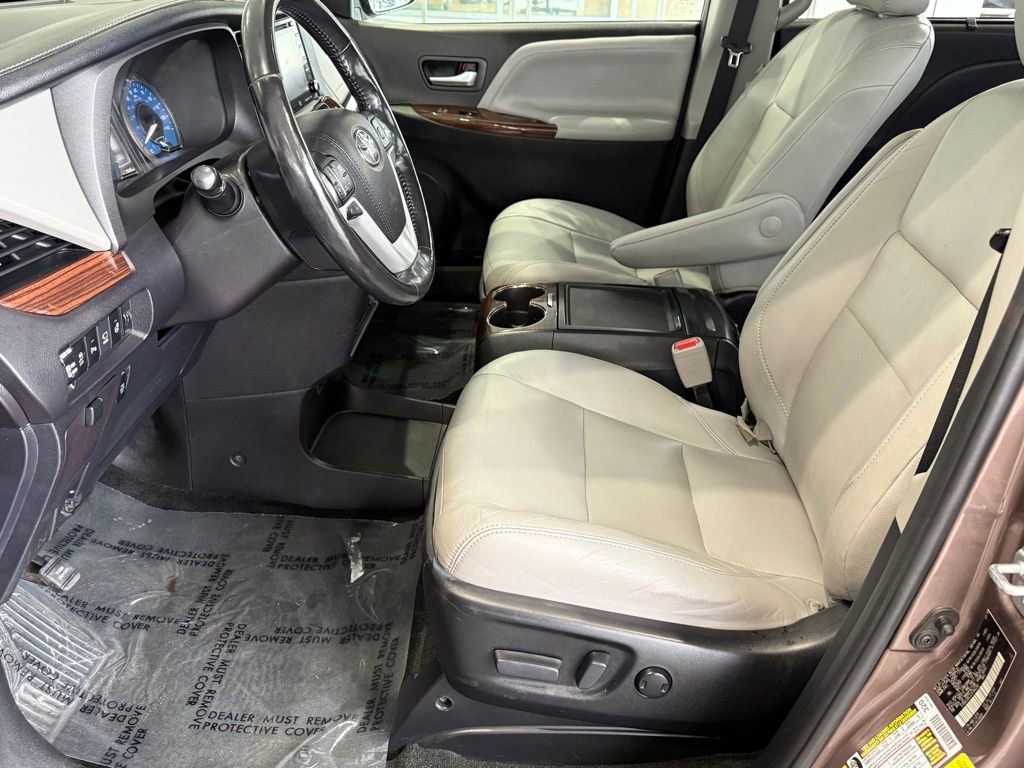 Used 2018 Toyota Sienna Limited Premium w/ Carpet Mat Package image 19
