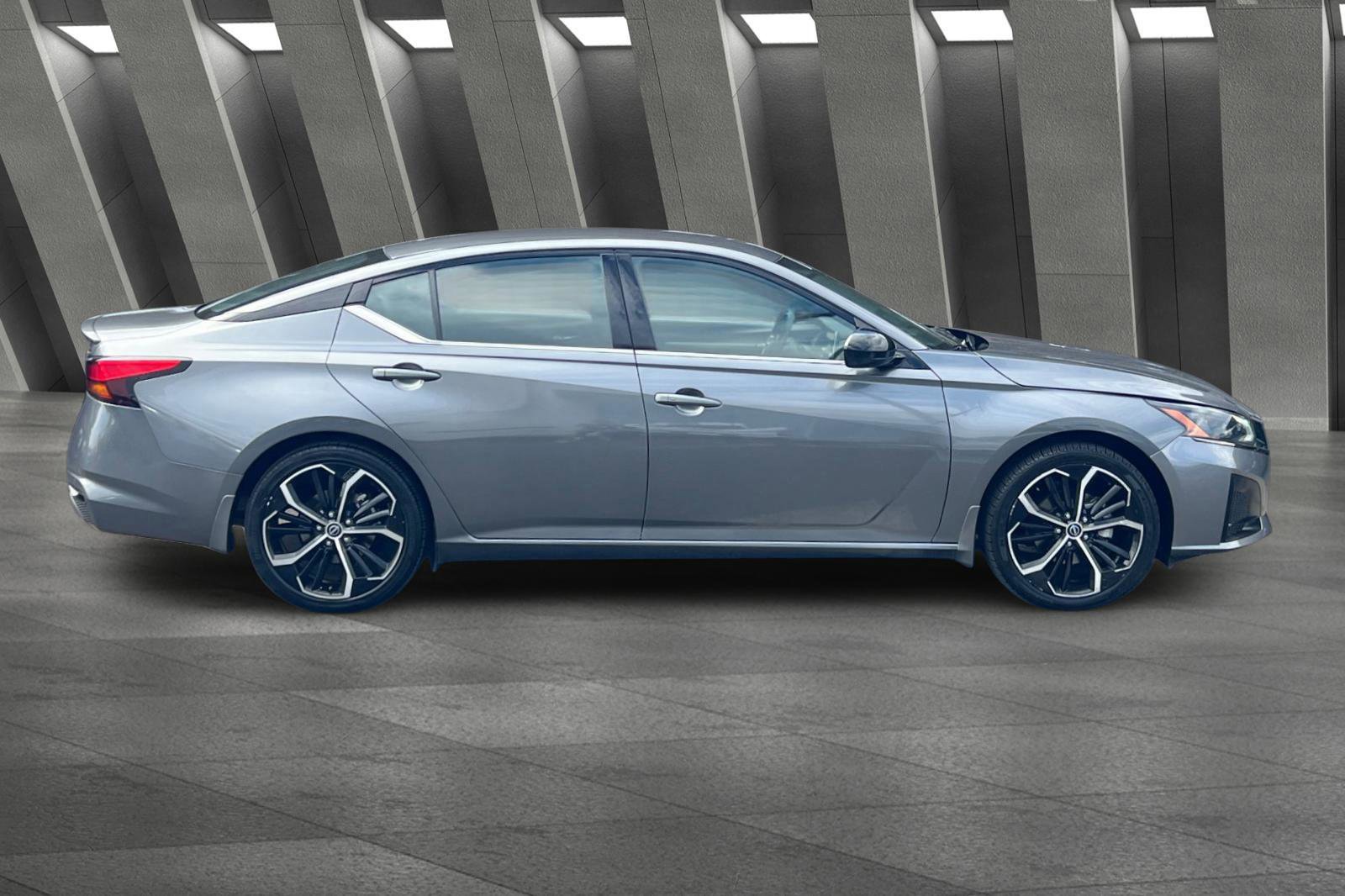 Used 2023 Nissan Altima 2.5 SR image 3