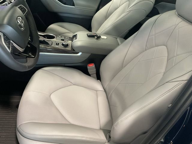 Used 2026 Toyota Highlander Platinum image 11
