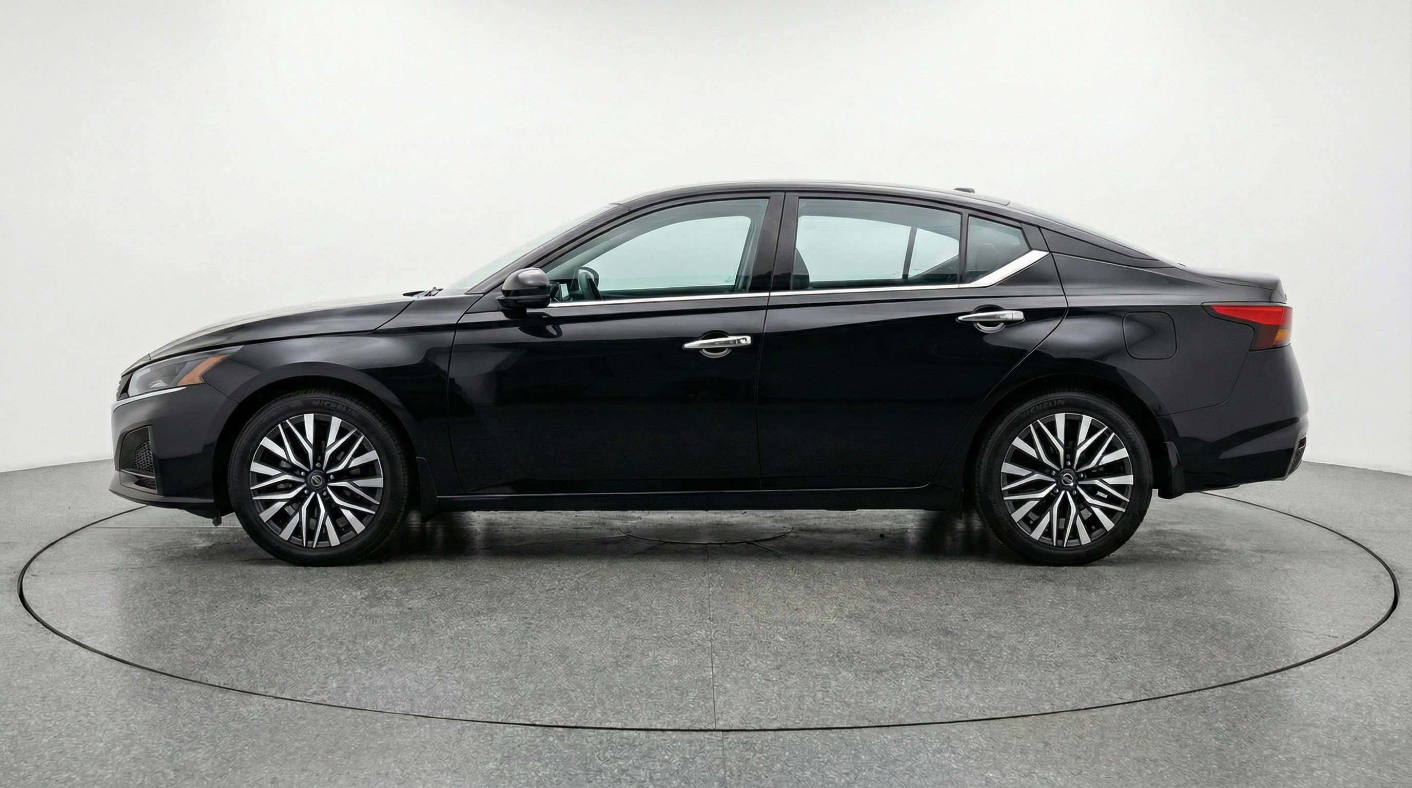 Used 2025 Nissan Altima 2.5 SV FWD image 5