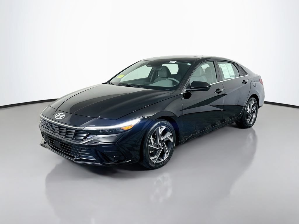 Used 2025 Hyundai Elantra SEL w/ Cargo Package FWD image 2