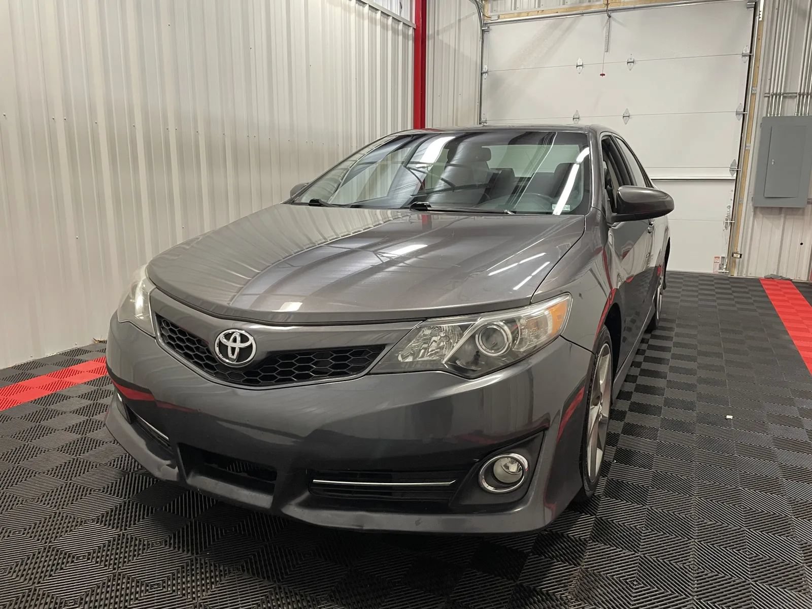 Used 2013 Toyota Camry SE w/ Leather Pkg FWD image 9