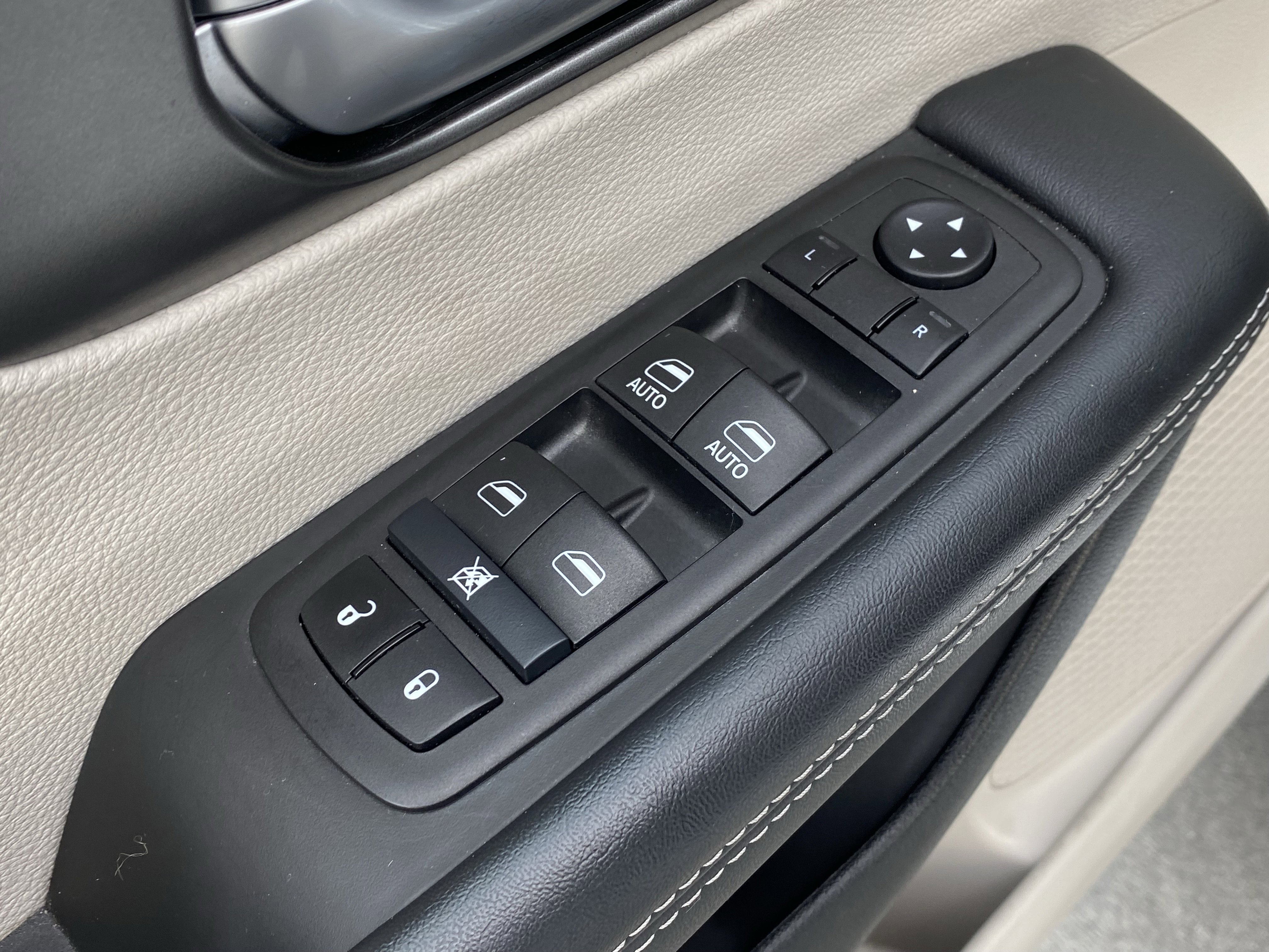 Used 2024 Chrysler Pacifica Select image 18