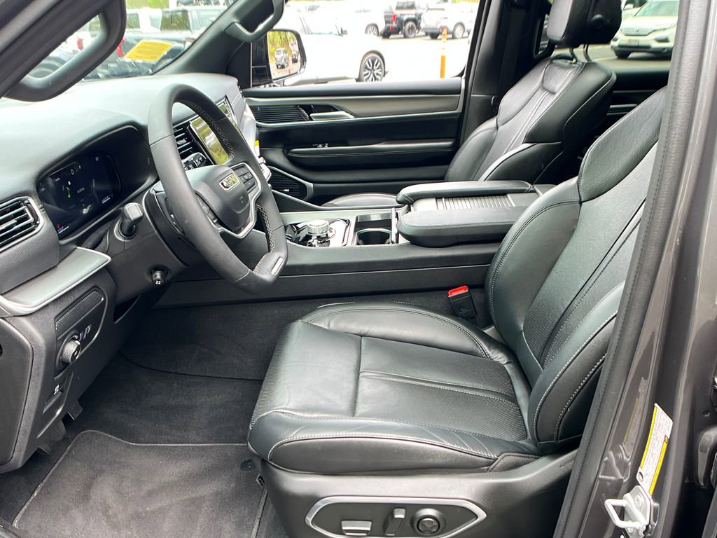 Used 2025 Jeep Wagoneer 4WD w/ Premium Group I image 9