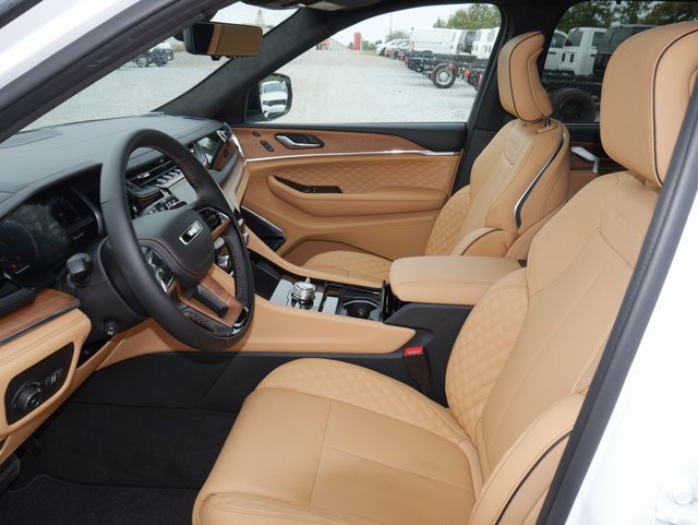 New 2025 Jeep Grand Cherokee Summit image 2