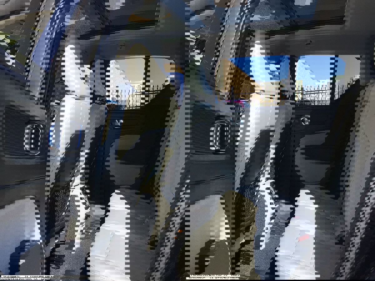 Used 2021 Volvo XC40 T5 Momentum w/ Premium Package image 13