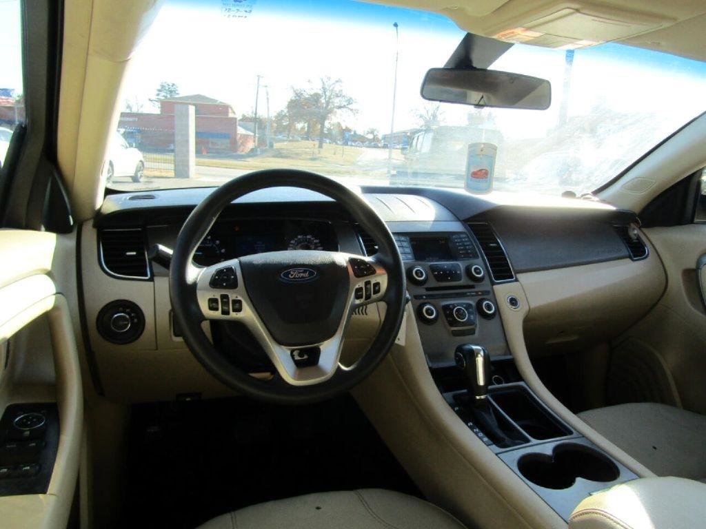 Used 2016 Ford Taurus SE FWD image 16