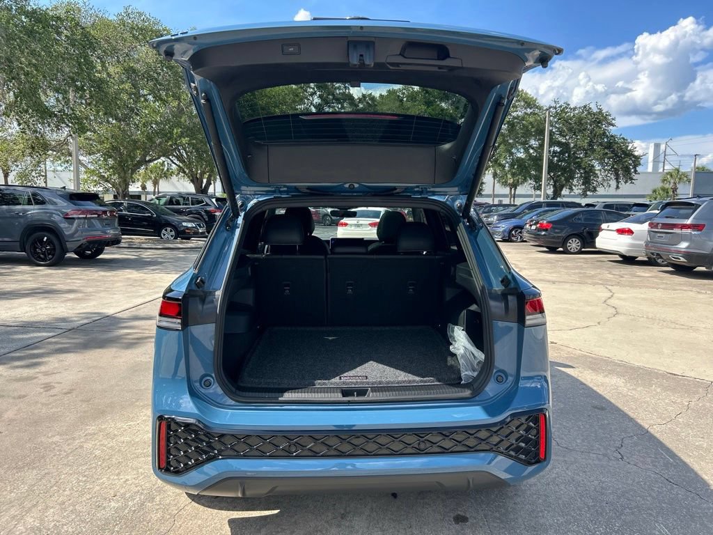 Certified 2025 Volkswagen Tiguan SE R-Line FWD image 52