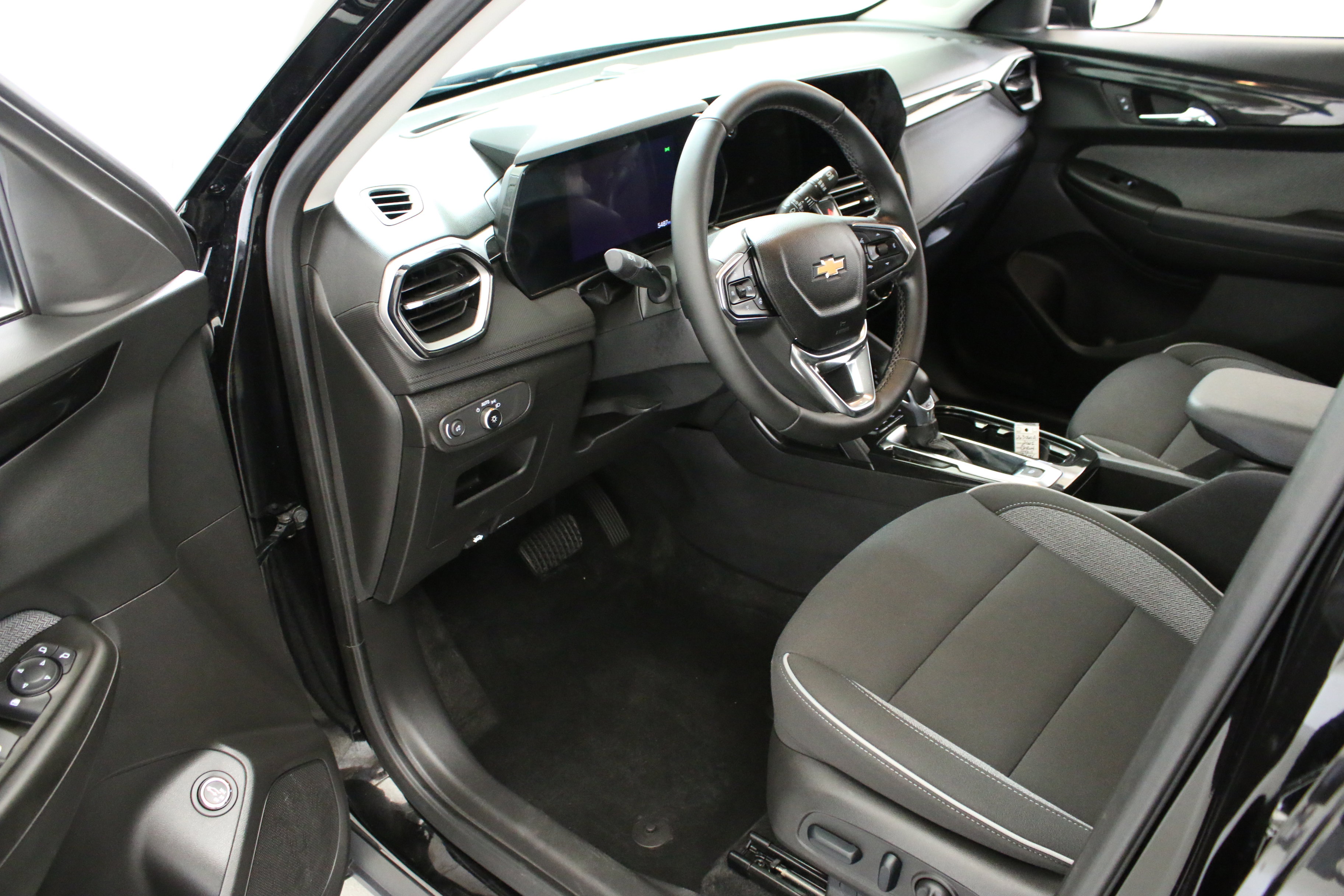 Used 2025 Chevrolet TrailBlazer LT w/ Convenience Package AWD/4WD image 22