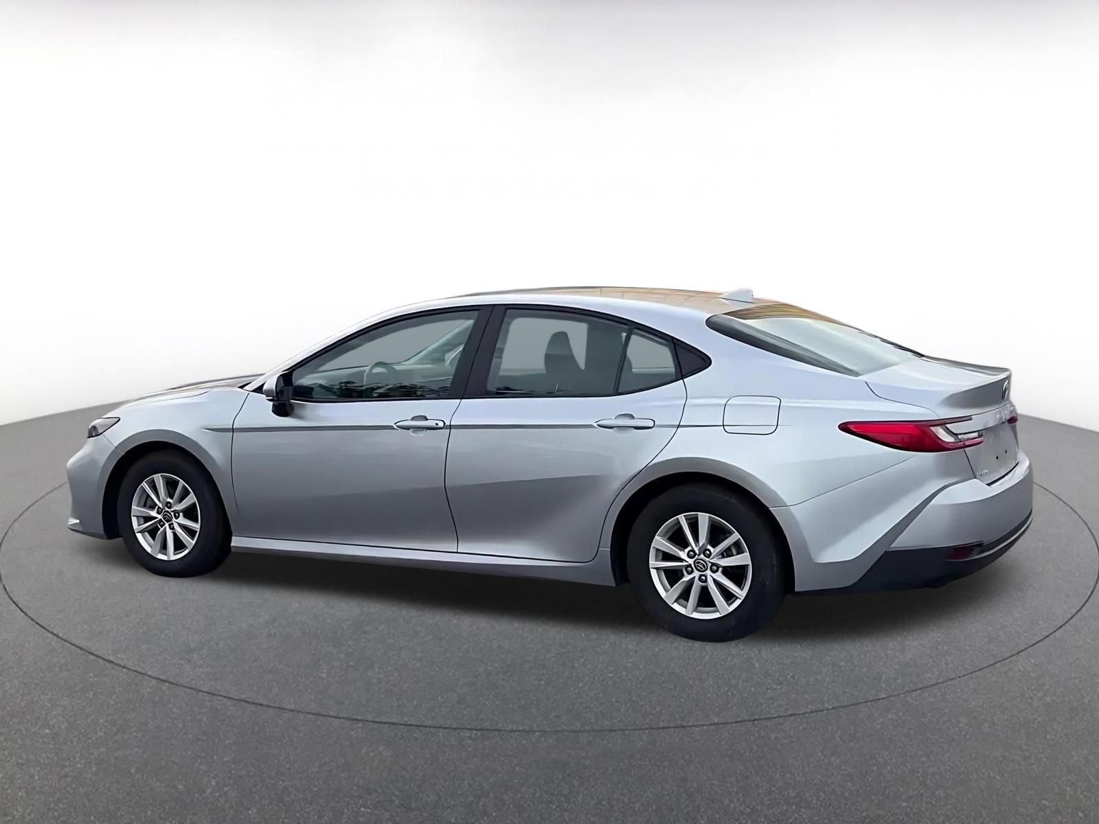 Used 2025 Toyota Camry LE image 10