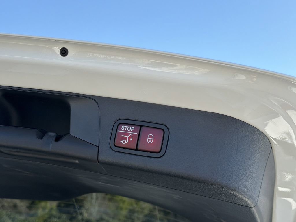 New 2025 Mercedes-Benz GLB 250 4MATIC image 16