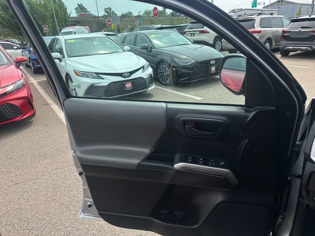 Used 2020 Toyota Tacoma SR5 AWD/4WD image 34