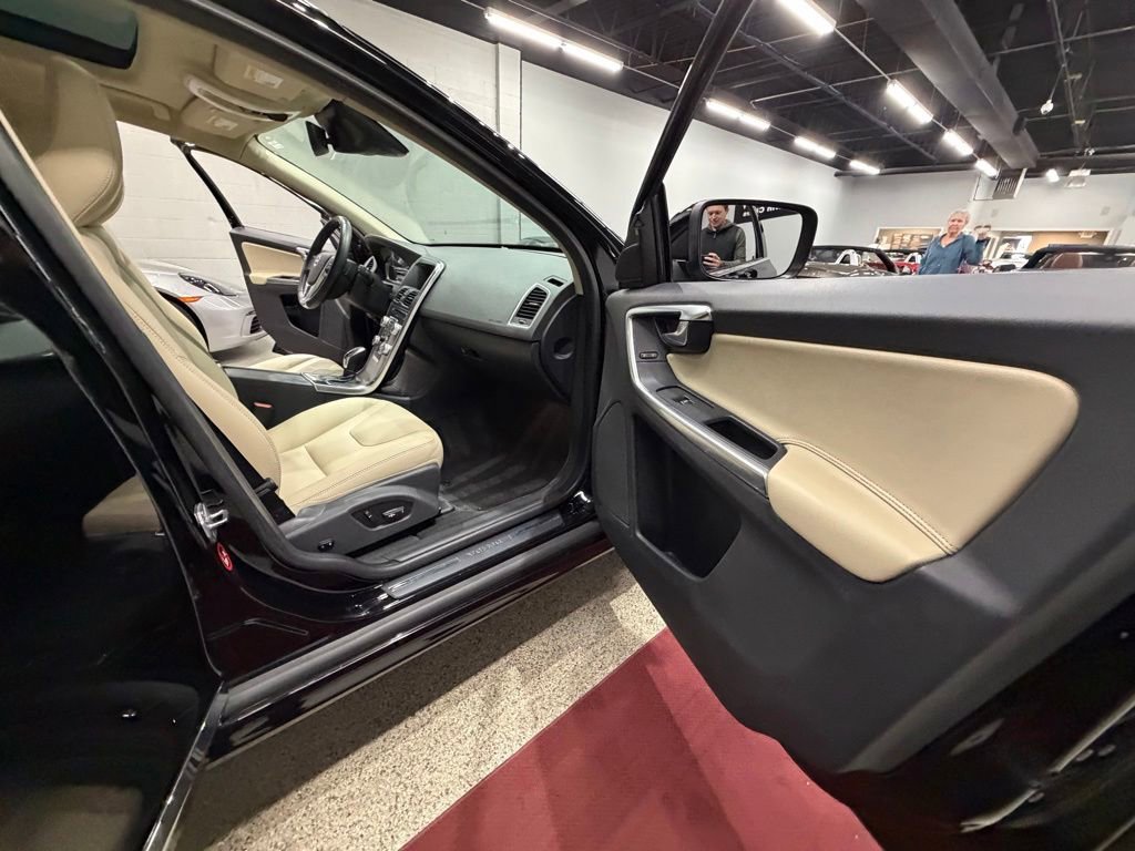 Used 2016 Volvo XC60 T6 w/ Proximity Package AWD/4WD image 27