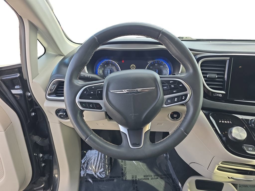 Used 2022 Chrysler Pacifica Touring-L image 13