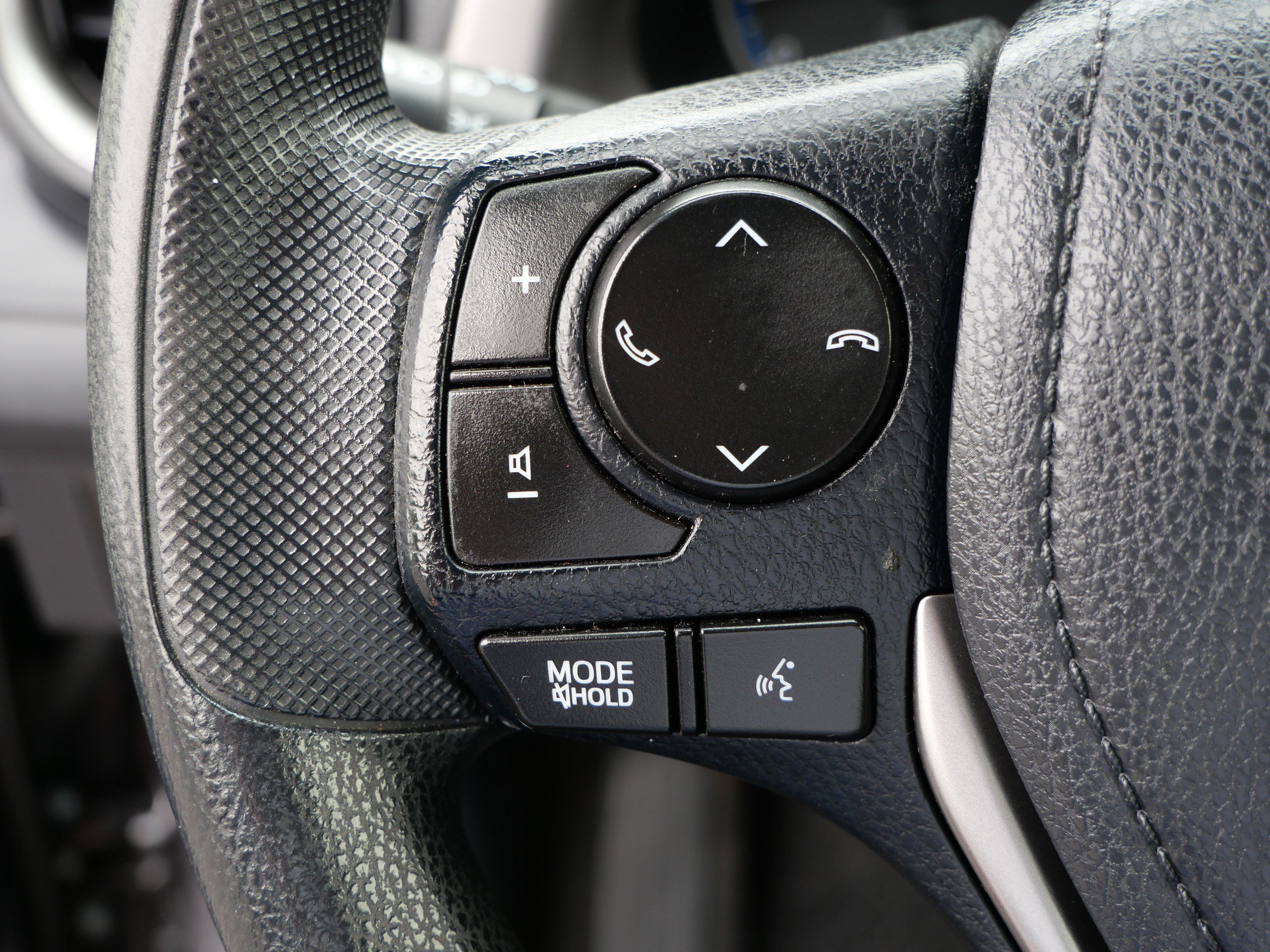 Used 2018 Toyota RAV4 LE w/ Carpet Mat Package AWD/4WD image 27
