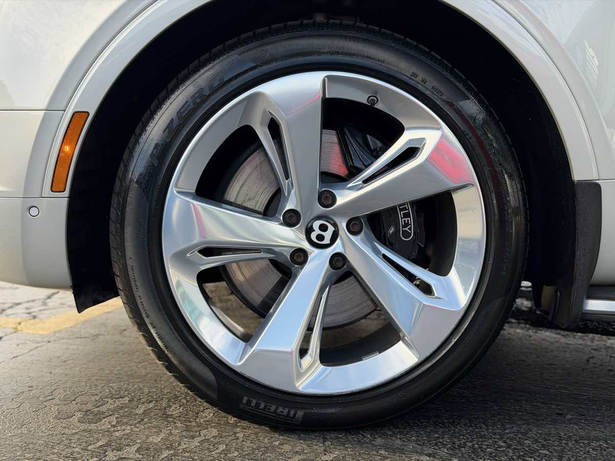 Used 2018 Bentley Bentayga image 35