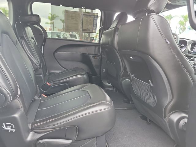 Used 2025 Chrysler Pacifica Select image 24