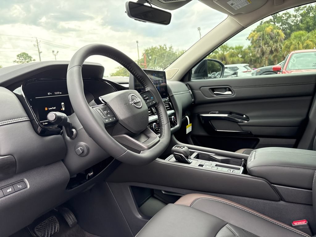 New 2026 Nissan Pathfinder Platinum FWD image 5