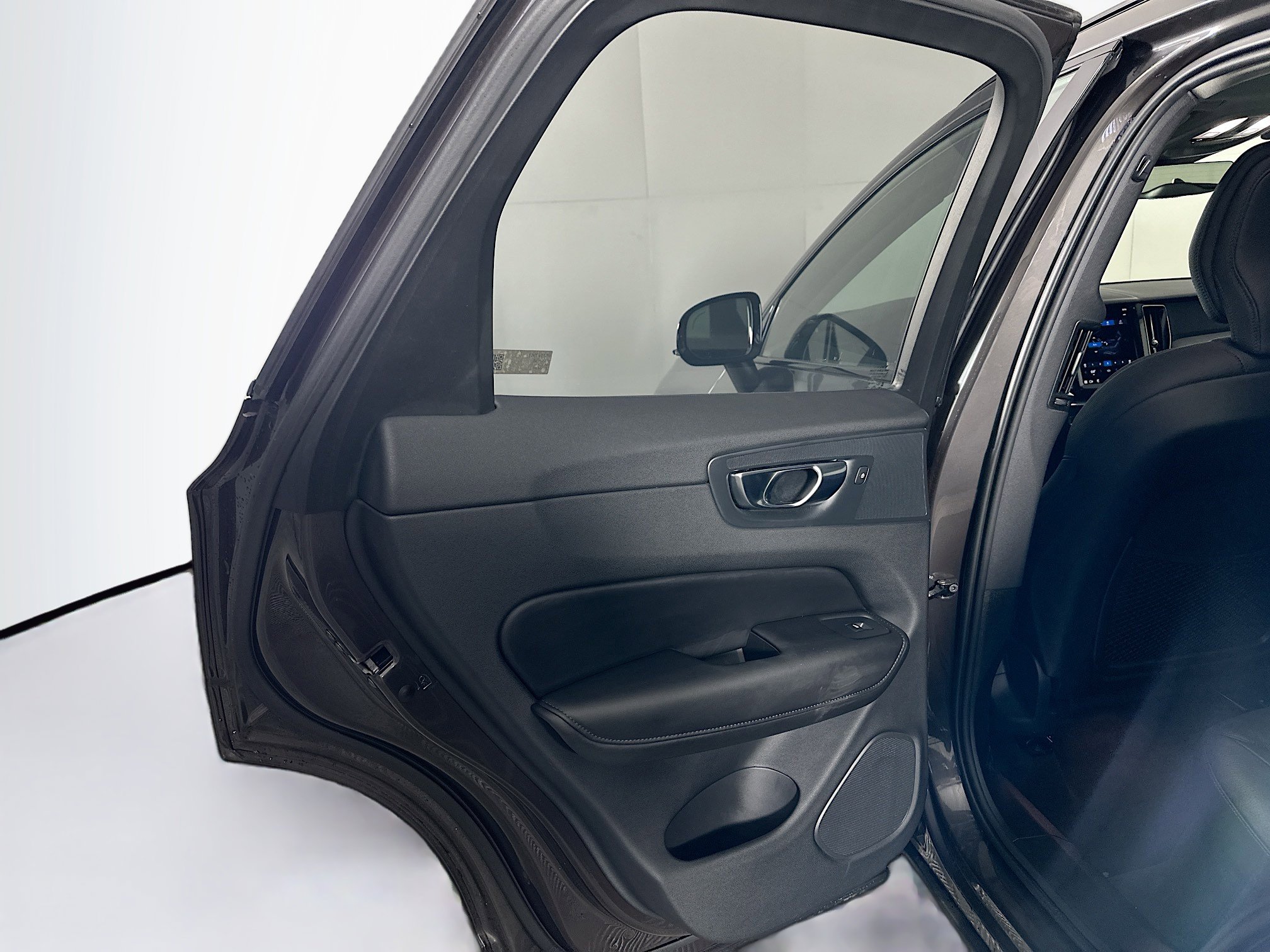 Used 2025 Volvo XC60 B5 Plus image 25