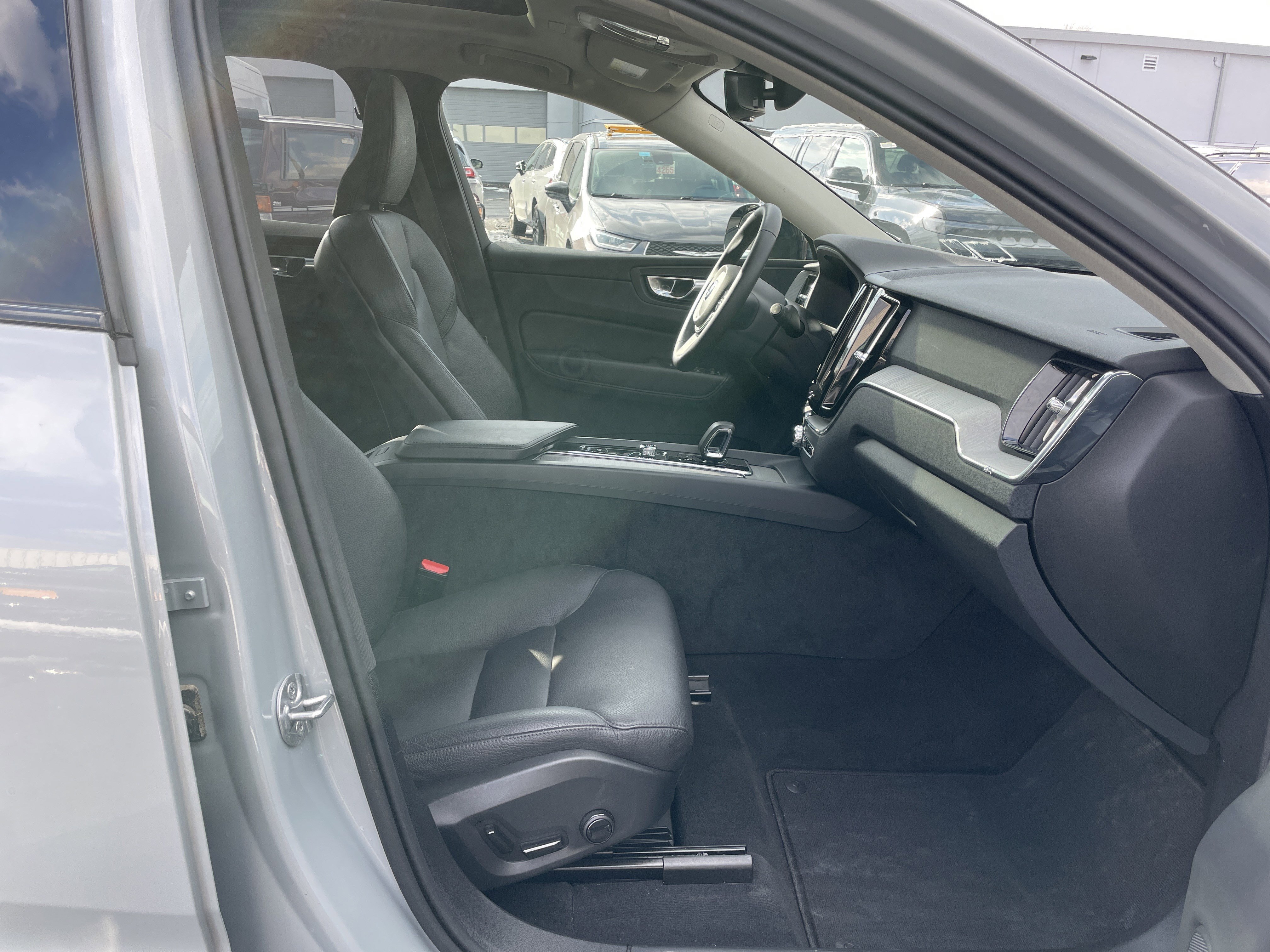 Used 2025 Volvo XC60 B5 Plus image 12