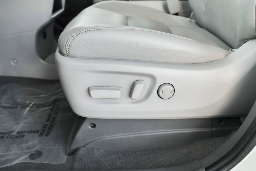 Used 2020 Toyota Sienna XLE w/ XLE Navigation Package image 18