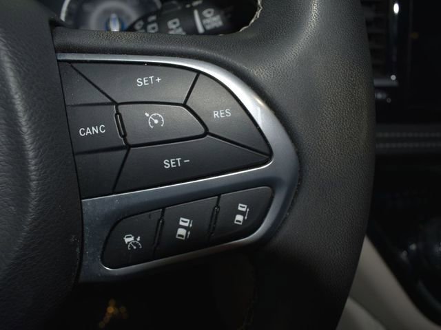 Used 2023 Chrysler Pacifica Limited FWD image 17