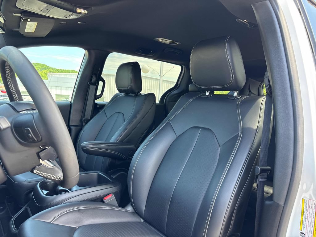 Used 2025 Chrysler Voyager LX FWD image 9