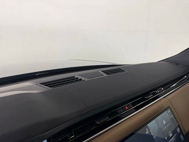 Certified 2025 Land Rover Range Rover SE image 32