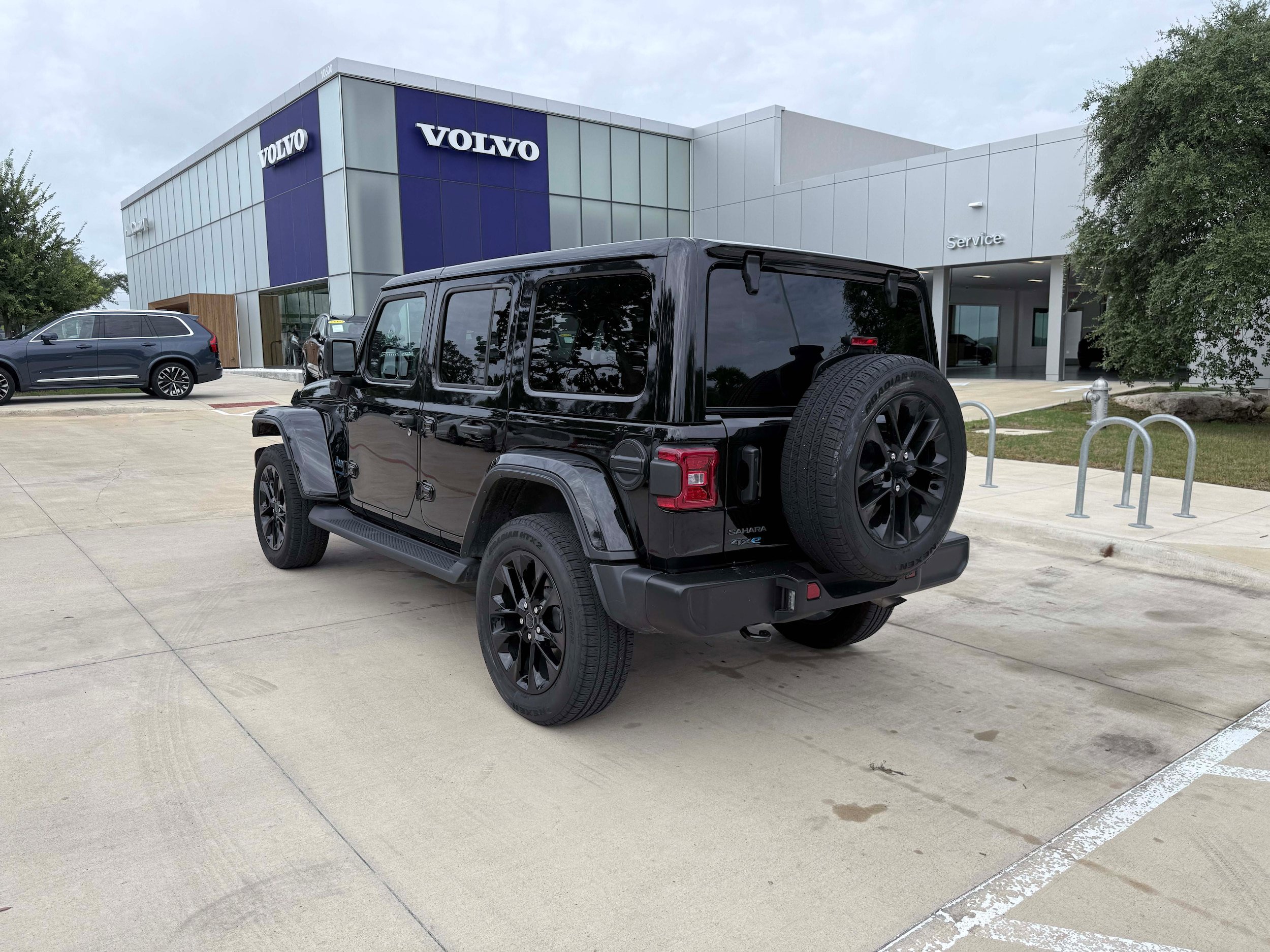 Used 2025 Jeep Wrangler Unlimited Sahara AWD/4WD image 4