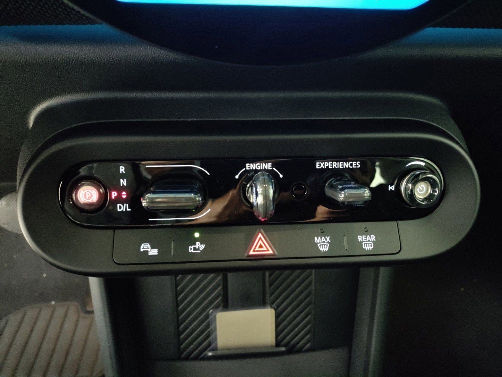 Used 2025 MINI Cooper 2-Door Hardtop image 19