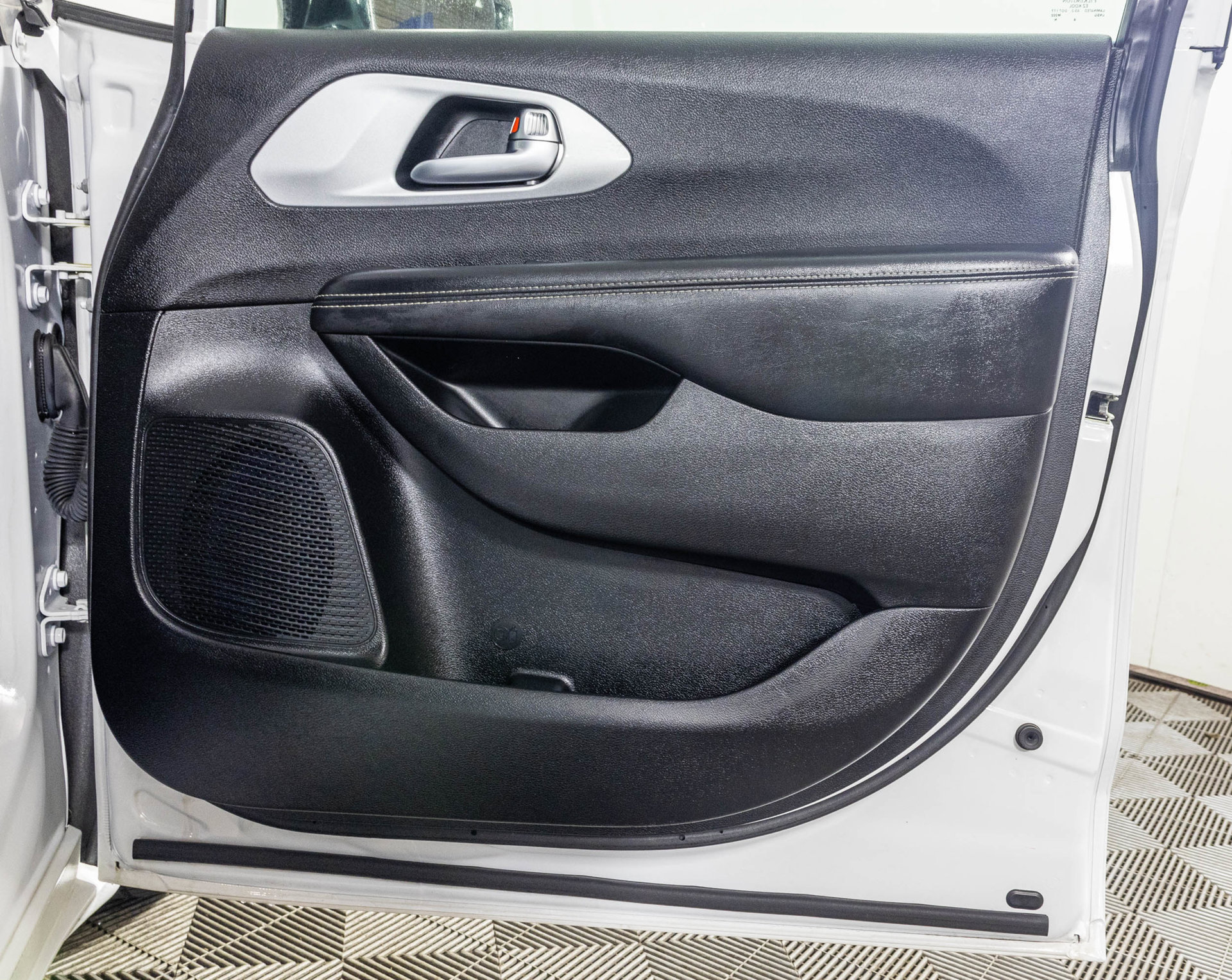 Used 2025 Chrysler Pacifica Limited FWD image 47