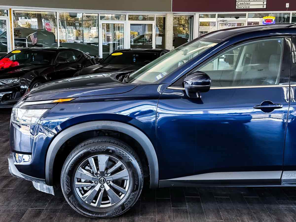 Used 2025 Nissan Pathfinder SV image 9
