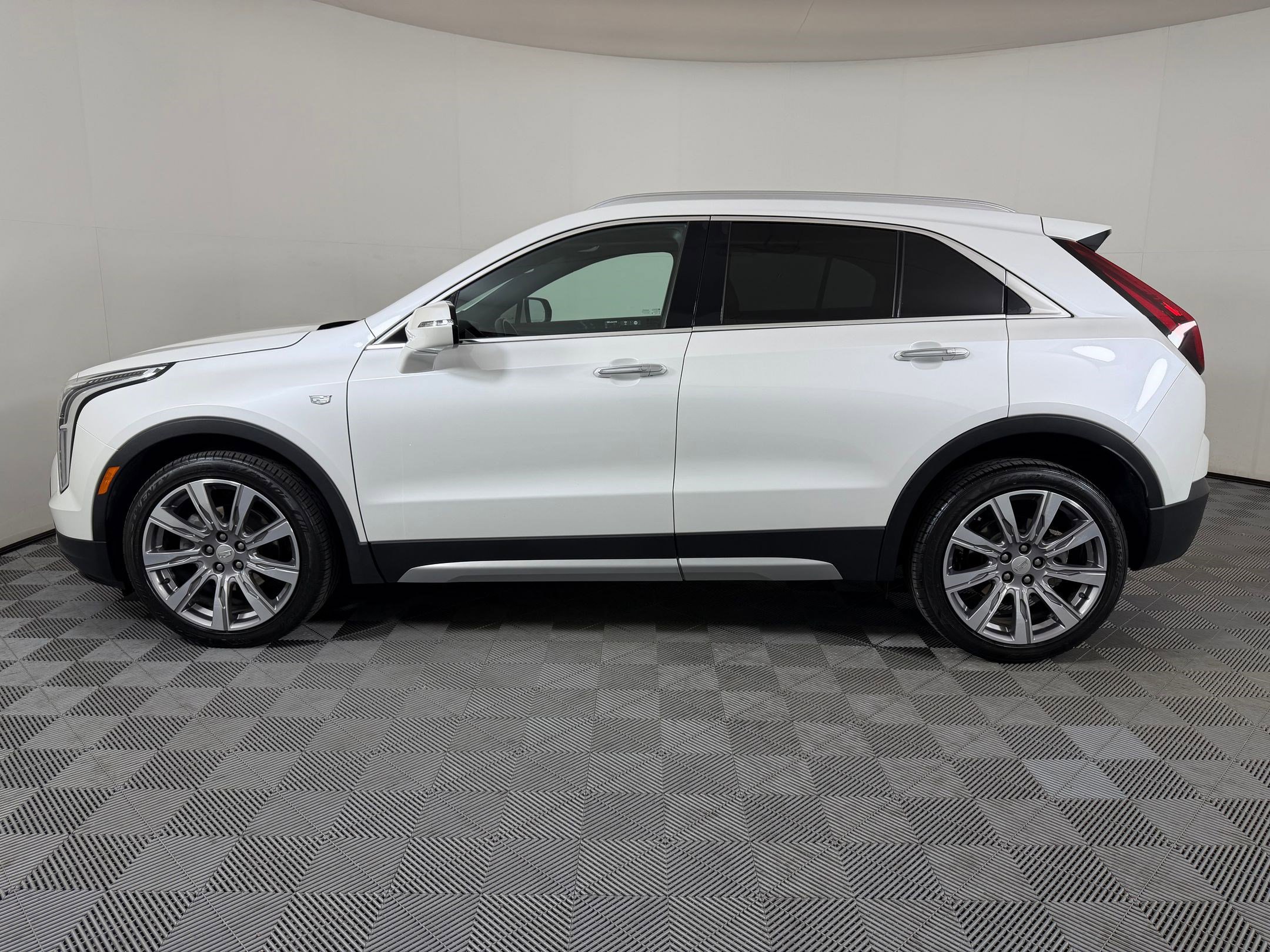 Used 2022 Cadillac XT4 Premium Luxury FWD image 2