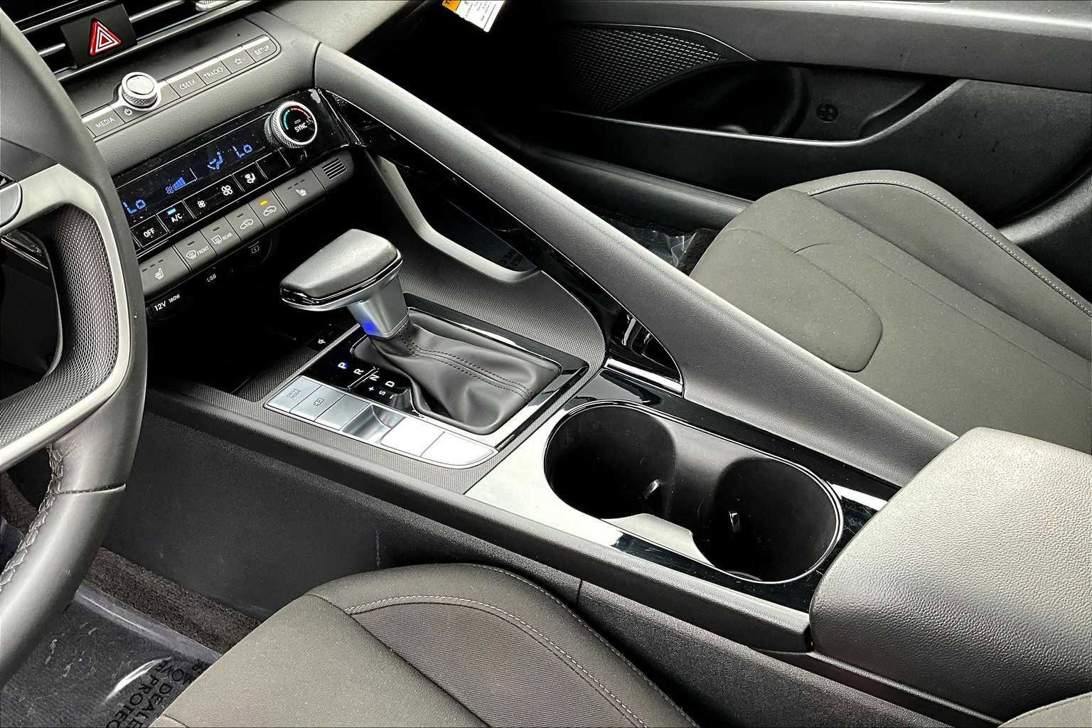 Used 2024 Hyundai Elantra SEL w/ Convenience Package image 16