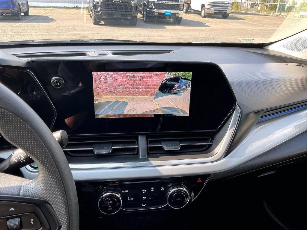Used 2024 Chevrolet Trax LT FWD image 19