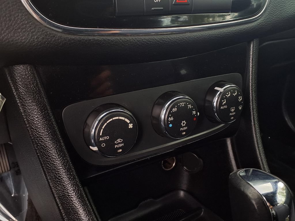 Used 2012 Chrysler 200 Touring FWD image 8