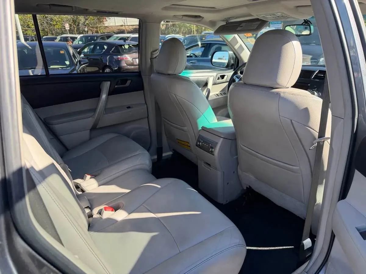 Used 2012 Toyota Highlander SE FWD image 18