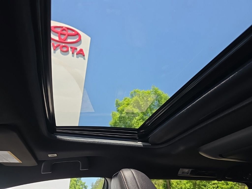 Used 2025 Toyota Sienna XLE Woodland Edition image 37