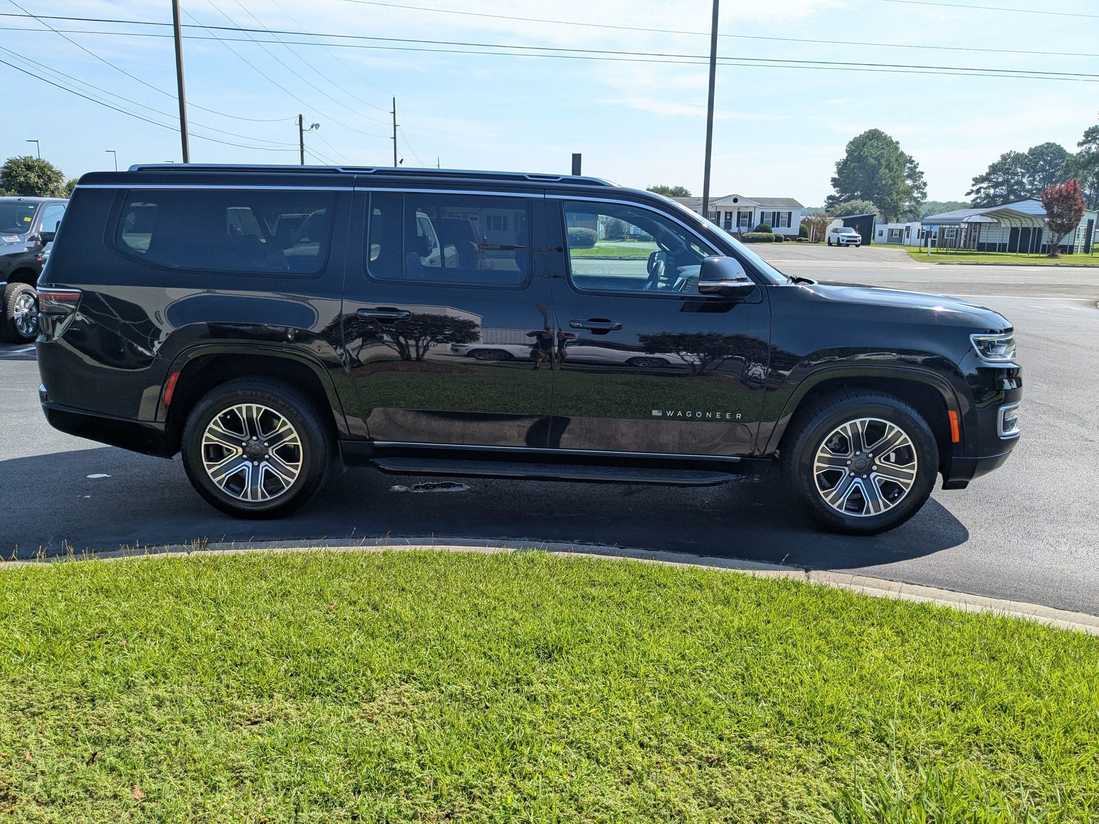 Used 2024 Jeep Wagoneer L Series II RWD image 4