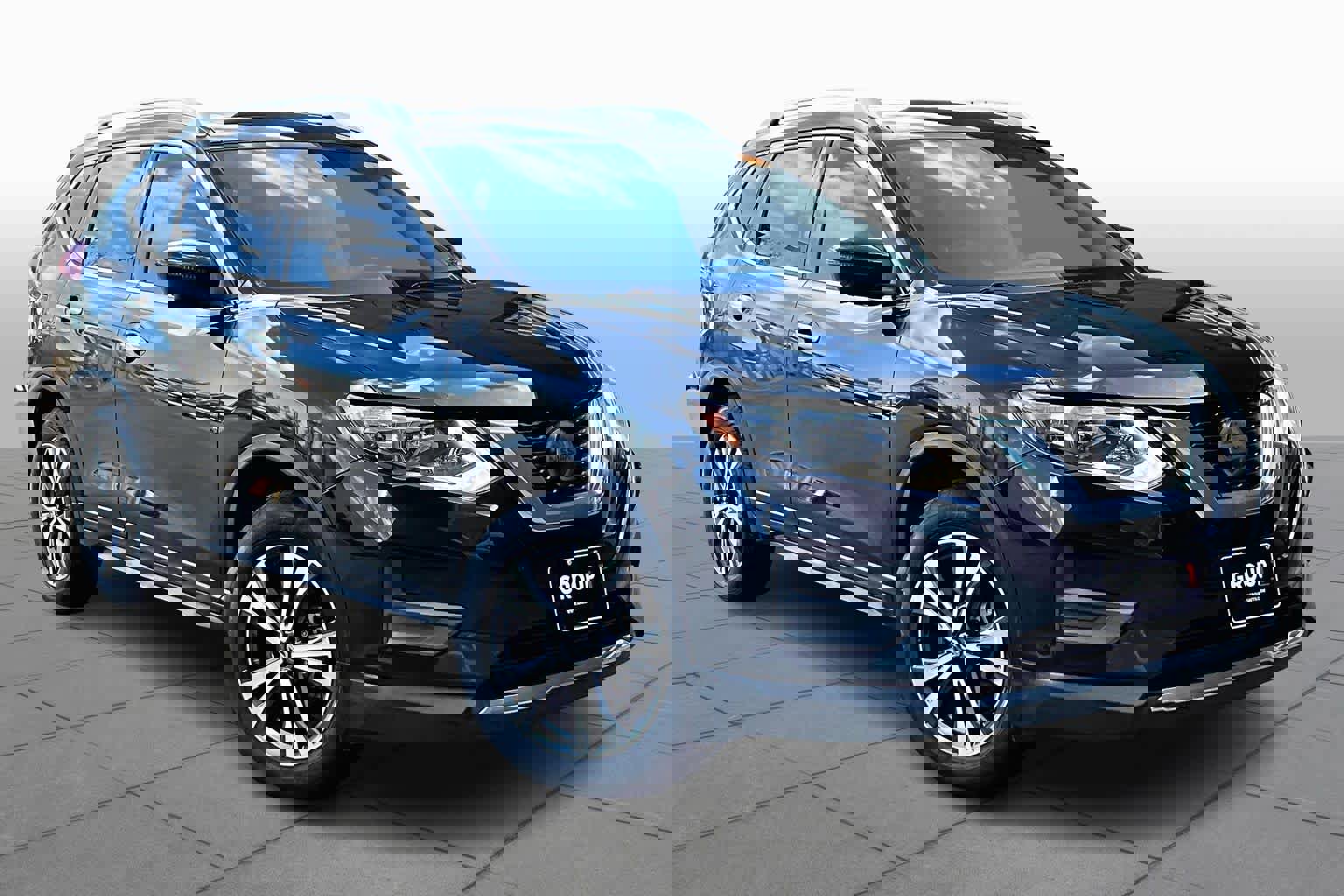 Used 2019 Nissan Rogue SV w/ Sun & Sound Touring Package image 2