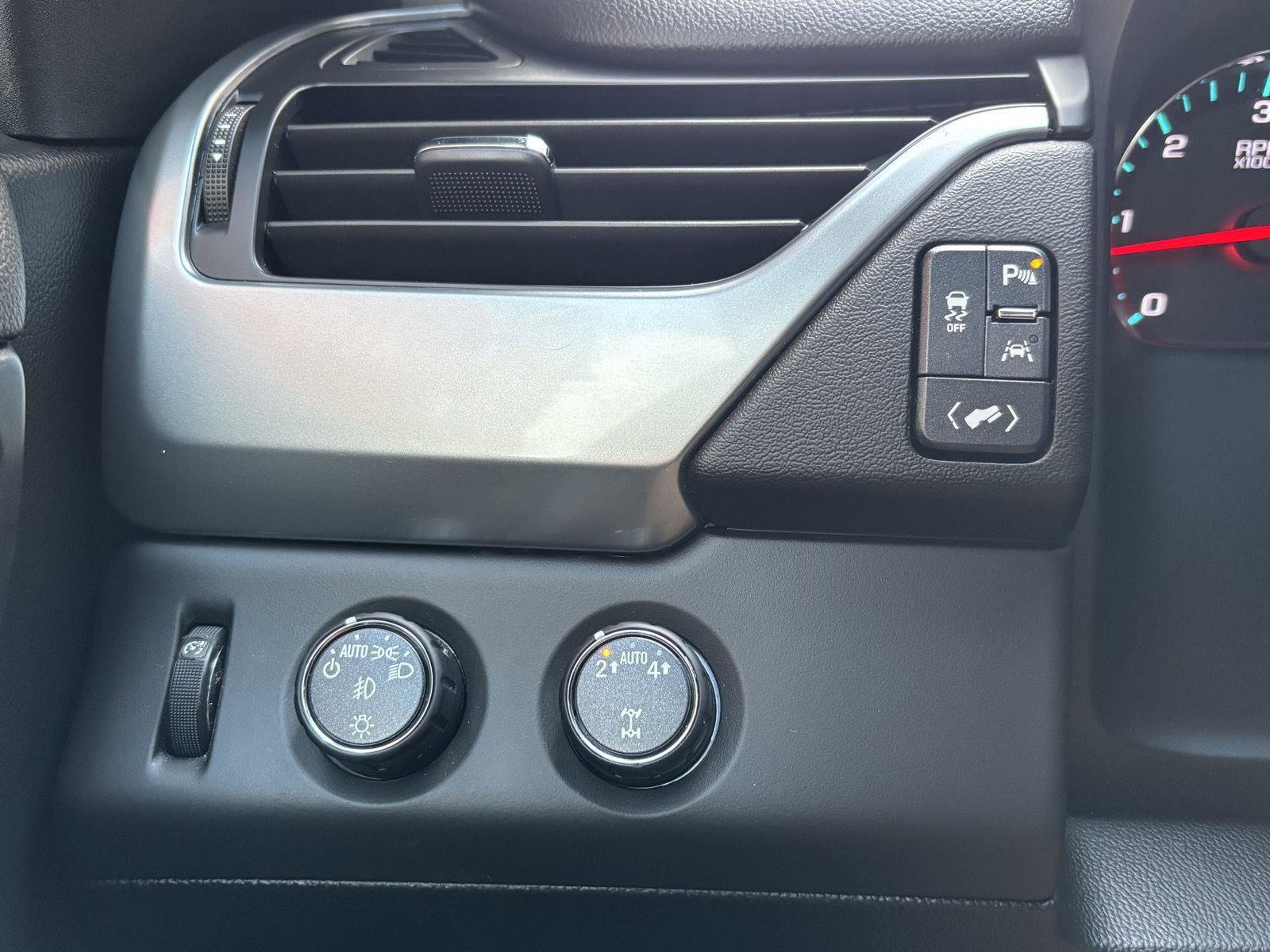 Used 2018 Chevrolet Tahoe LT w/ Luxury Package image 16