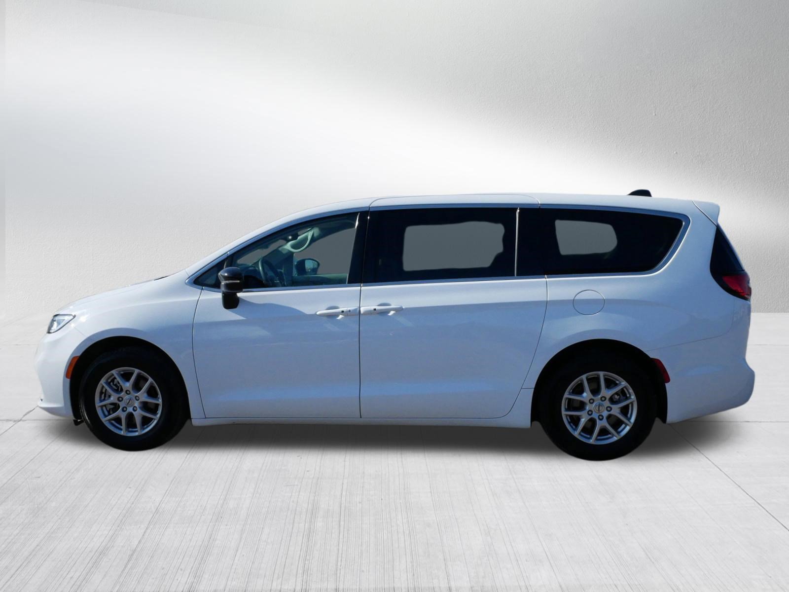 Used 2024 Chrysler Pacifica Touring-L image 4